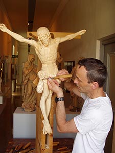 Bildhauer Helmut Perathoner zu gast im Diözesanmuseum Brixen - Hofburg zu erstellung der Kopien der neue Kreuzigungsgruppe