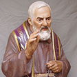 San Padre Pio, scolpito in legno di cirmolo da Helmut Perathoner a Ortisei